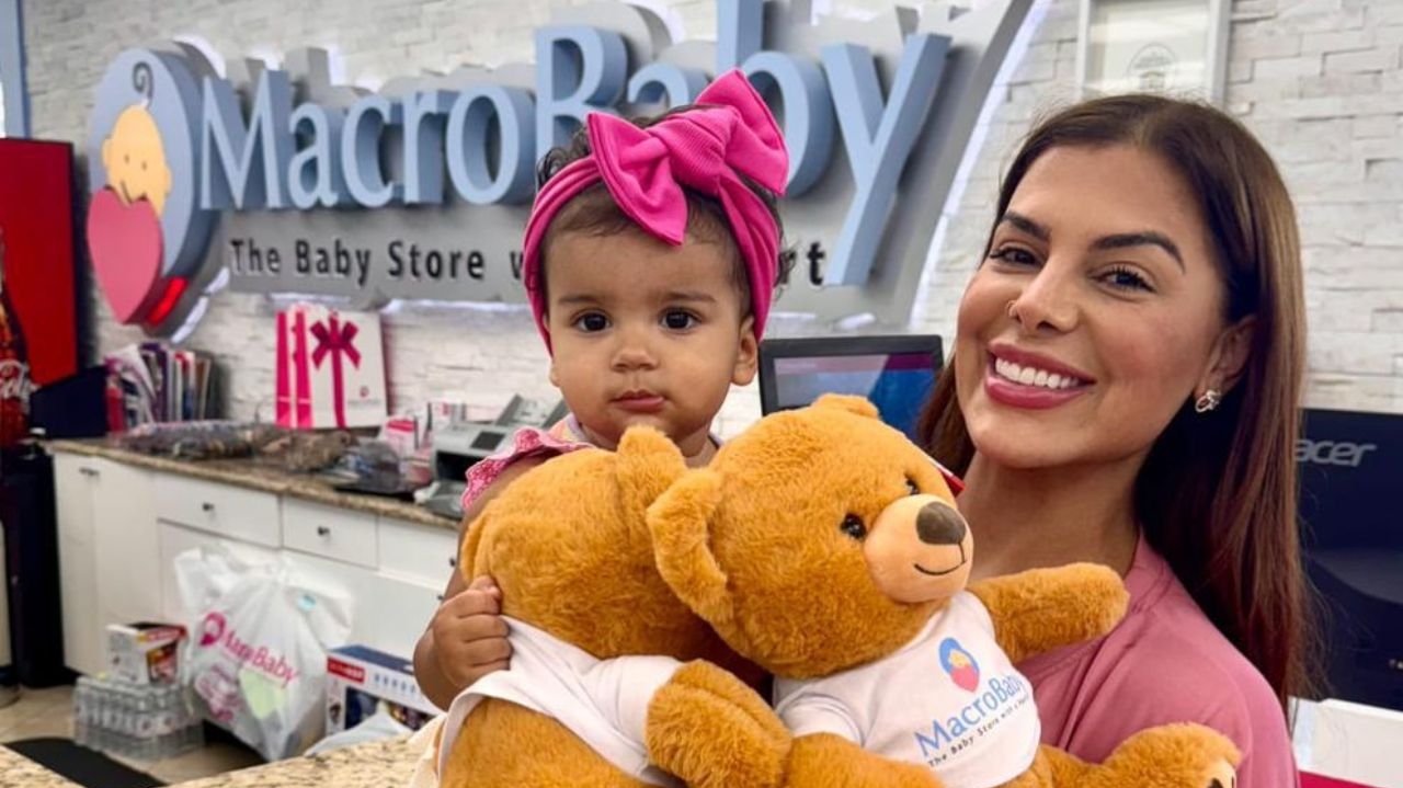 Evelyn Regly relembra desafios da maternidade durante visita a loja de enxovais em Orlando: “era impossível engravidar”
