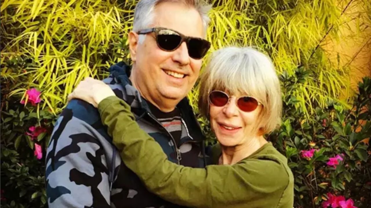 Viúvo de Rita Lee faz homenagem e se emociona ao lembrar de um ano da morte da cantora