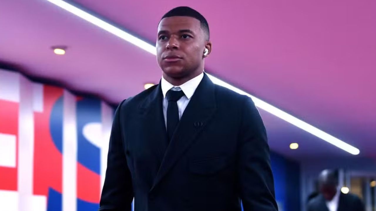Kylian Mbappé deixa clube francês e acerta últimos detalhes com Real Madrid