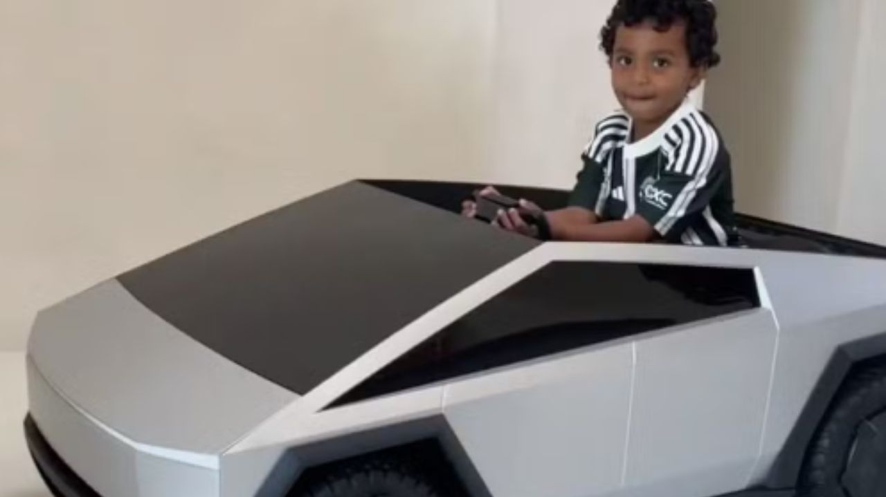 Kris Jenner mima neto com um Tesla de brinquedo