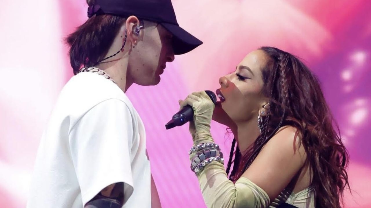Anitta e Peso Pluma são flagrados em balada em clima de romance