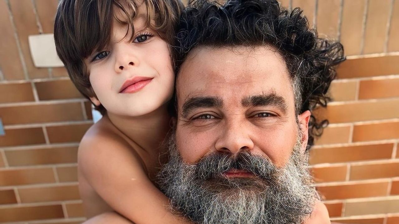 Carmo Dalla Vecchia fala sobre paternidade homoafetiva e estereótipos em personagens LGBTQIA+
