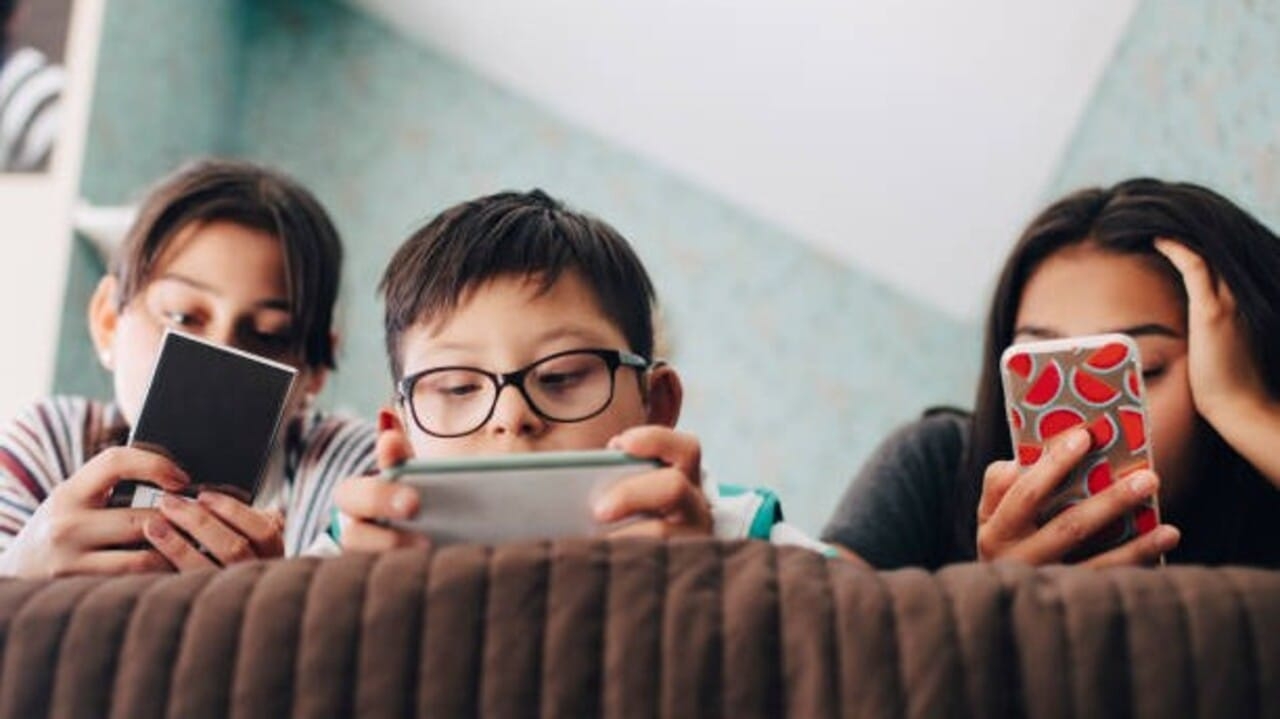 “Geração ansiosa”: como o uso excessivo de celulares afeta a saúde mental infantil?