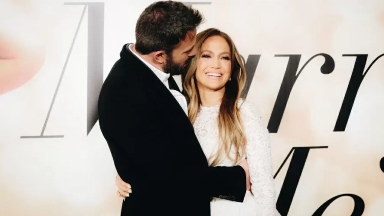 Ben Affleck é visto sem aliança depois de presentear Jennifer Lopez com buquê de flores
