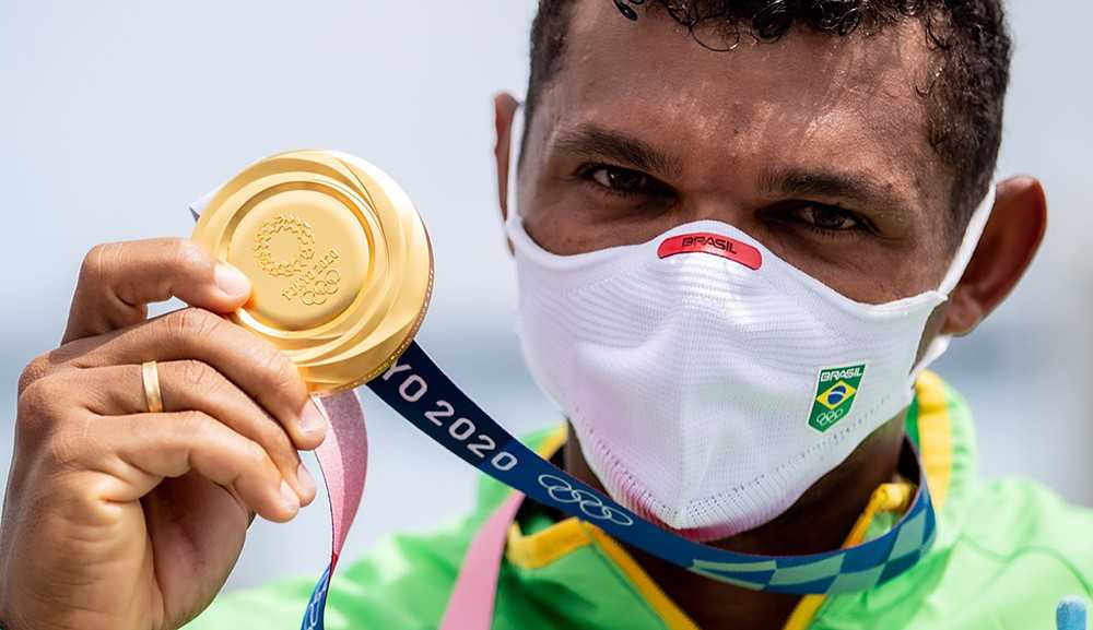 Isaquias volta para Bahia após conquista da medalha de ouro em Tóquio