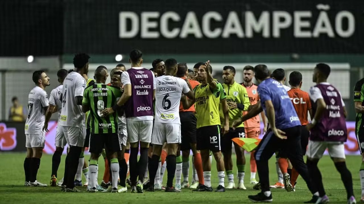 Gol após lesão de goleiro causa confusão em Santos x América-MG