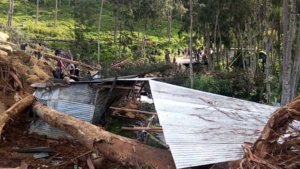 Sobe para dois mil o número de mortos em deslizamento na Papua Nova Guiné