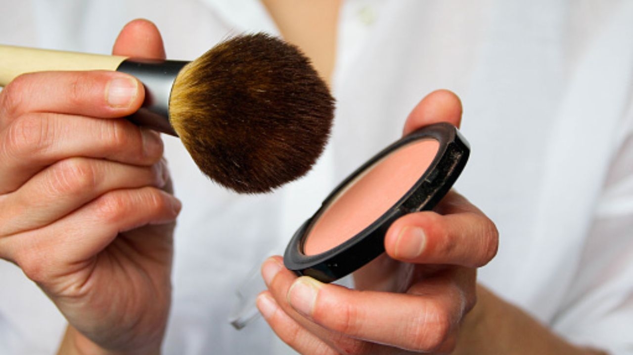 Entenda quais são as diferenças entre o pó facial solto e o compacto