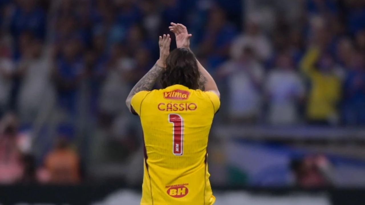 Ovacionado pela torcida, Cássio se apresenta no Cruzeiro e irá usar a camisa 1