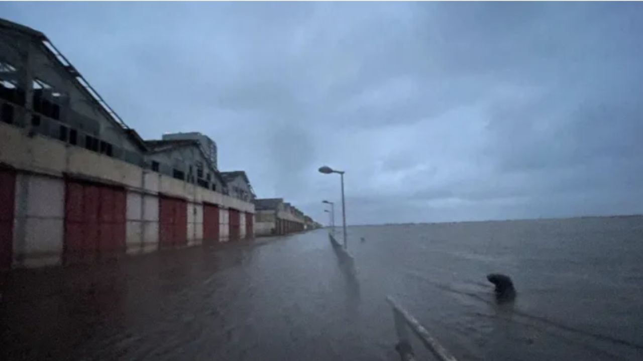 Nível do Guaíba sobe e novamente inunda ruas de Porto Alegre