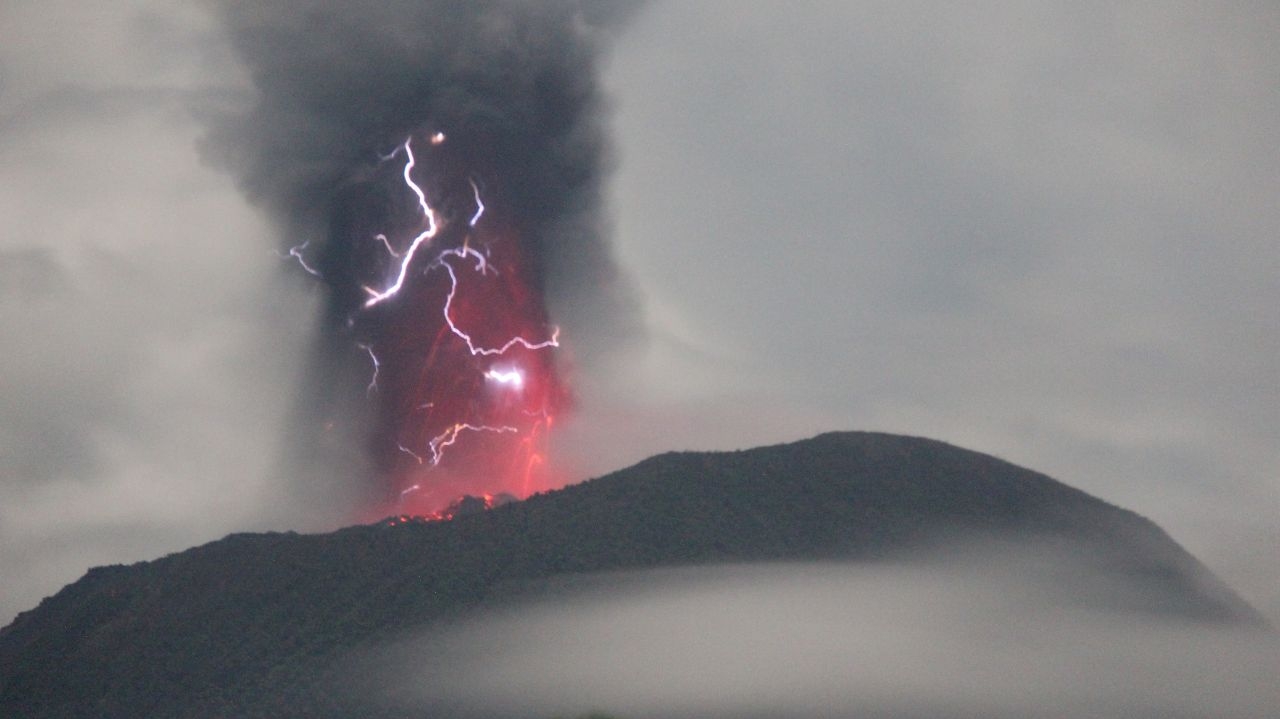 Vulcão Ibu entra em erupção e lança grande quantidade de fumaça