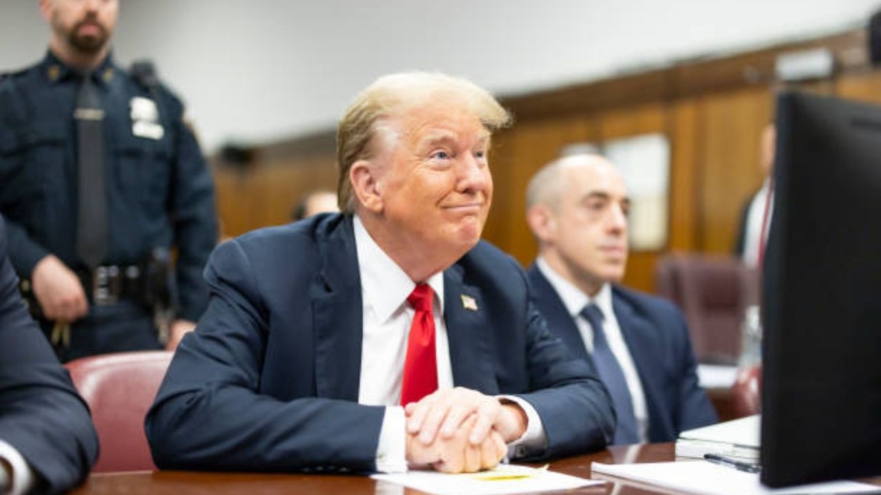 Donald Trump solicita suspensão de ordem de silêncio