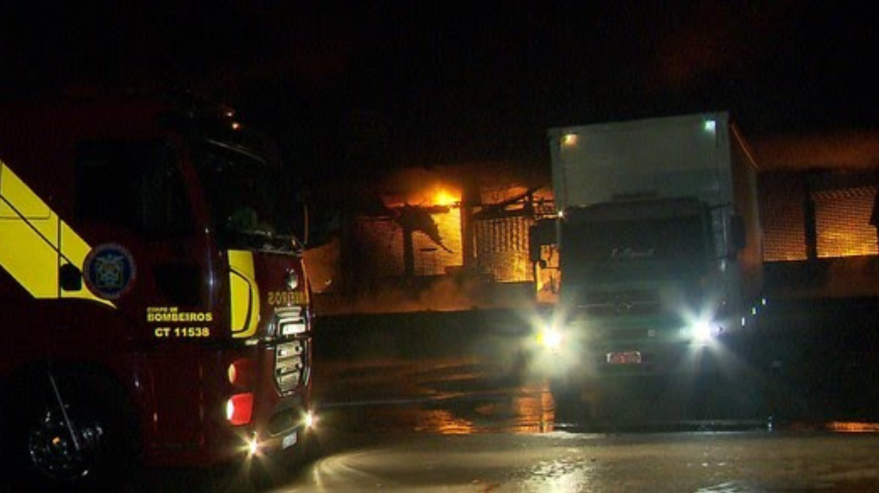 Incêndio atinge pavilhão do Ceasa em Curitiba