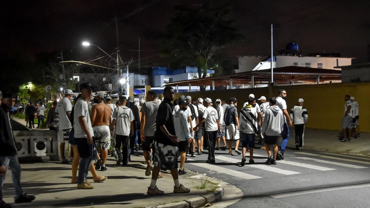Elenco do Santos tem ônibus cercado na estrada após derrota