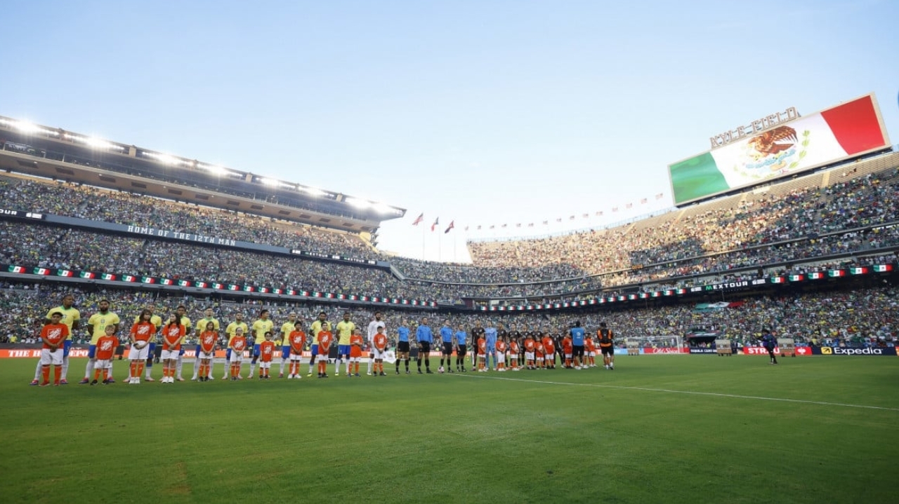 Após gritos homofóbicos, juiz paralisa jogo entre Brasil e México