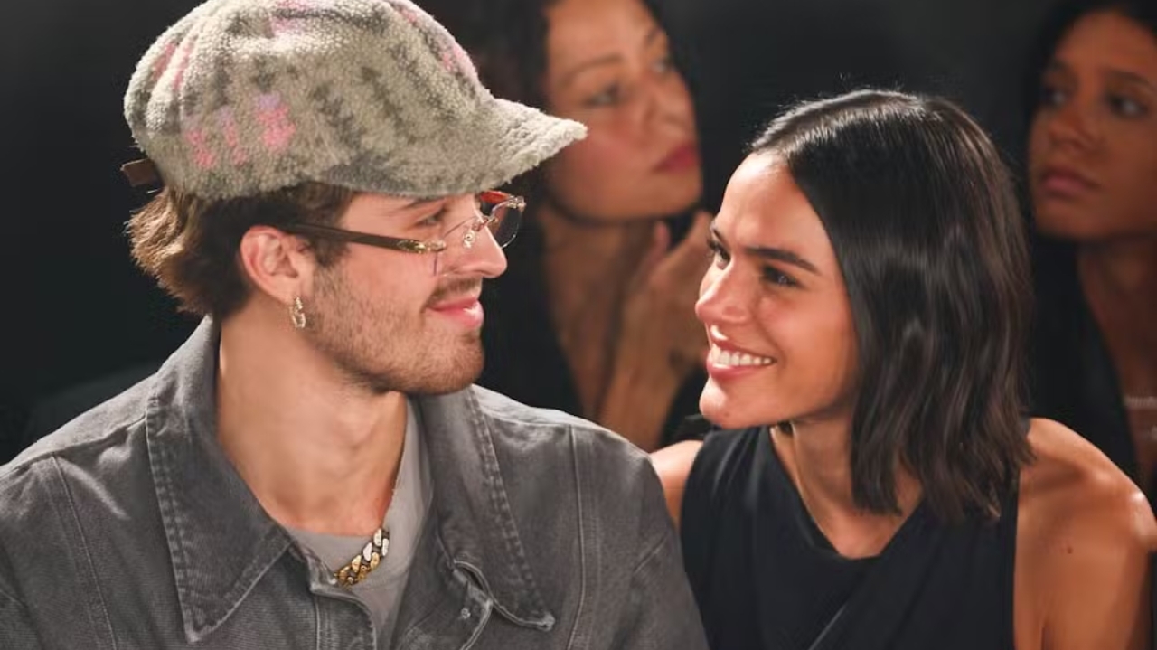Na companhia de João Guilherme, Bruna Marquezine prestigia o desfile de Sasha