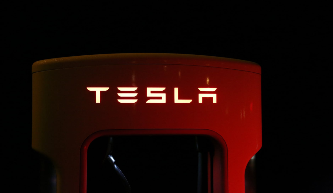 Tesla deixa feridos em acidente no estacionamento de escola na Inglaterra