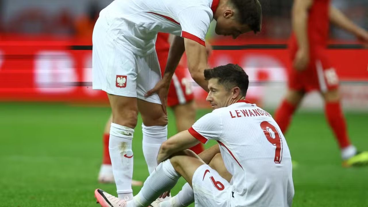 Lewandowski se lesiona em amistoso contra a Turquia e preocupa os poloneses
