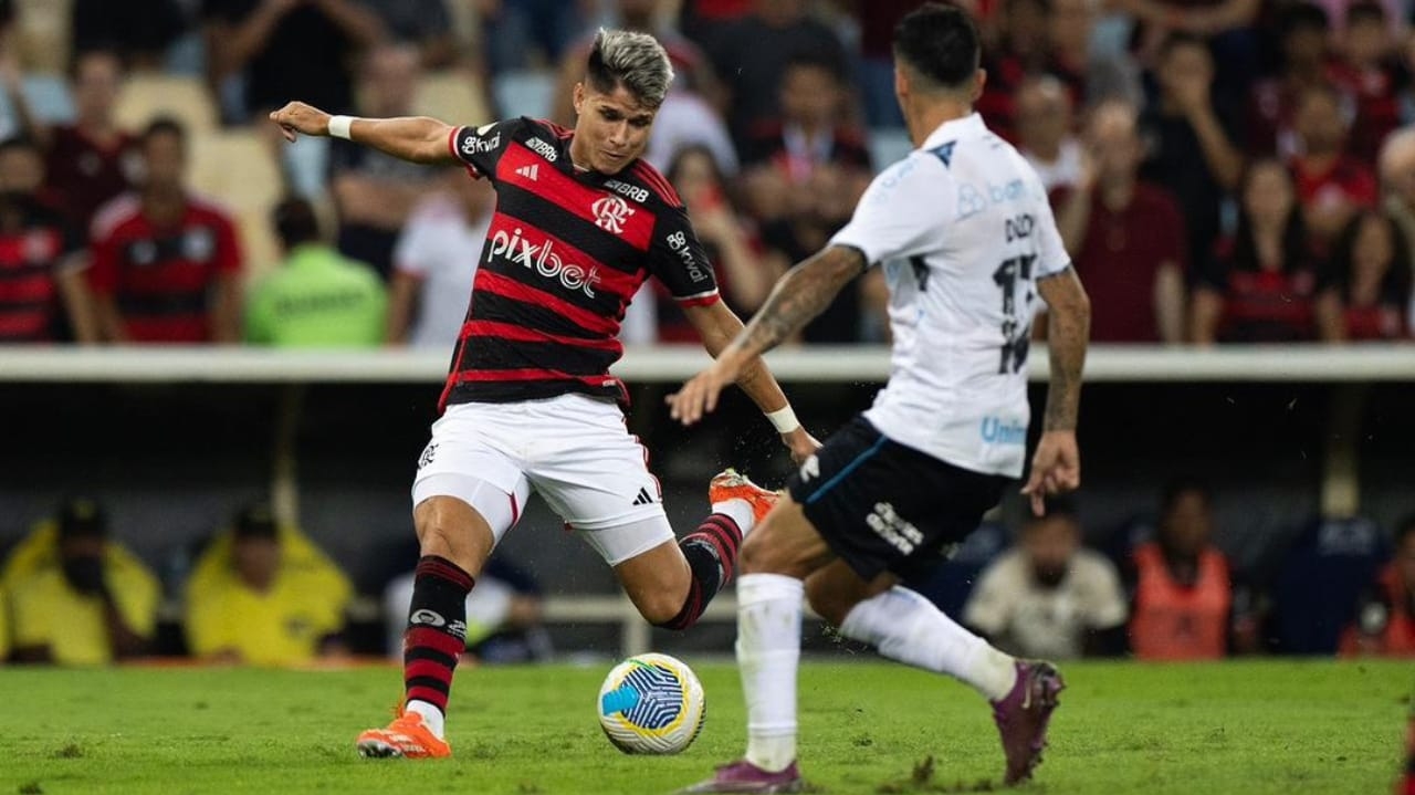 Em noite inspirada de Luiz Araújo, Flamengo vence o Grêmio e segue na ponta do Brasileirão