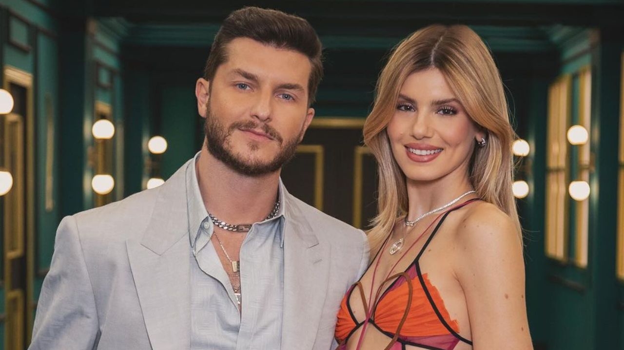 Camila Queiroz e Klebber Toledo apresentam nova temporada de Casamento às Cegas