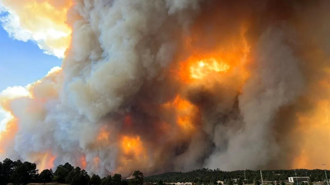 Incêndios nos EUA fazem milhares de pessoas abandonarem suas casas