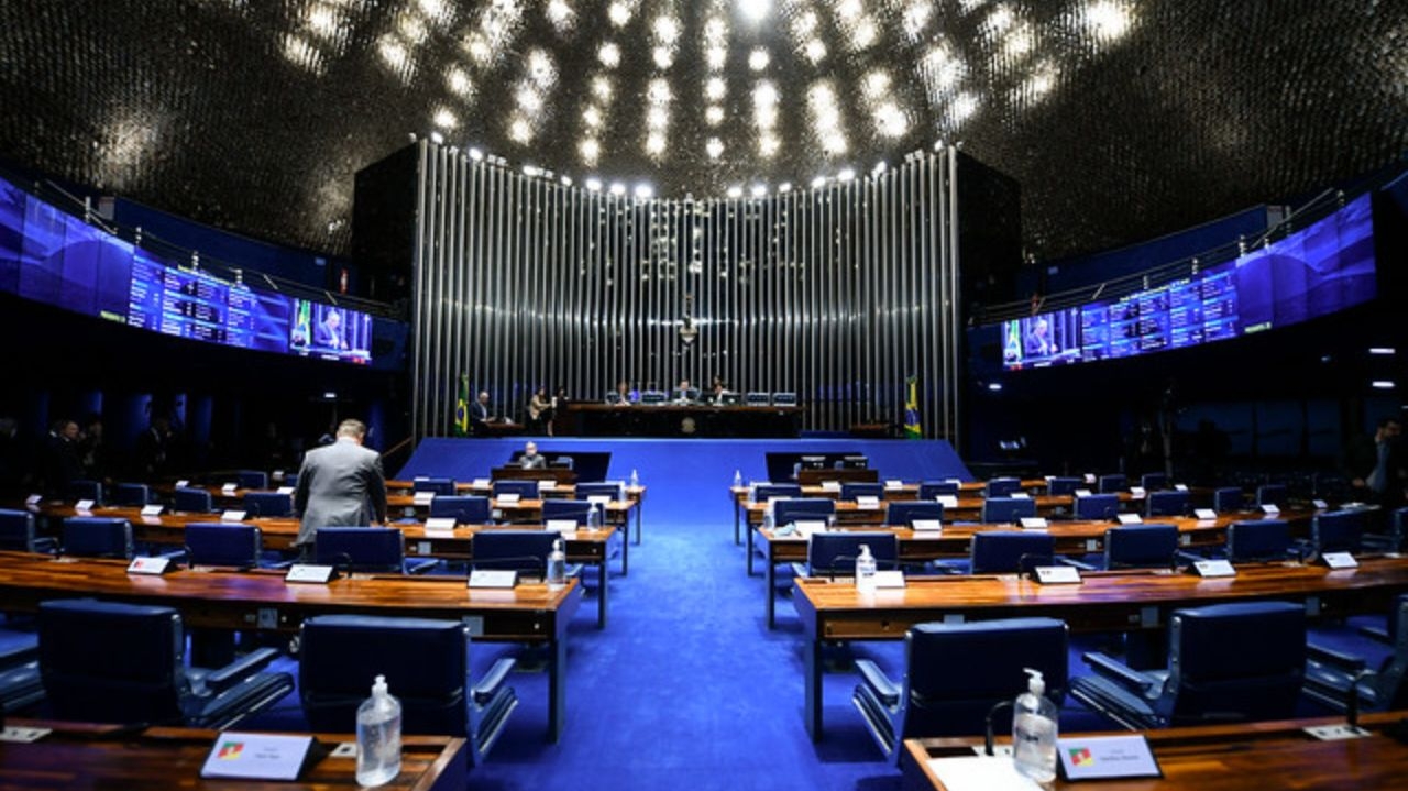 Por uma margem apertada, a CCJ do Senado votou a favor da legalização de cassinos, bingos e jogo do bicho