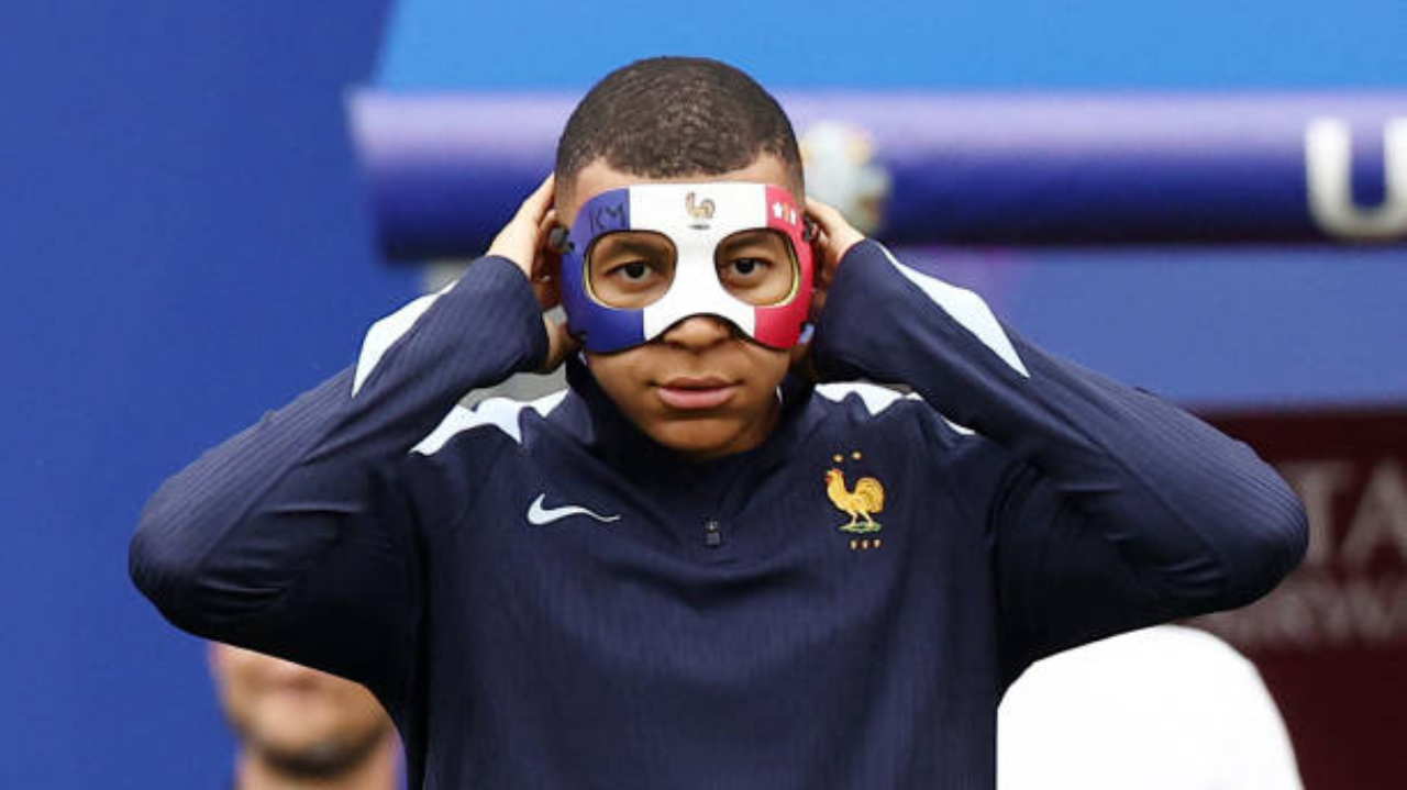 Mbappé surge de máscara em treino e Deschamps enxerga com otimismo sua volta