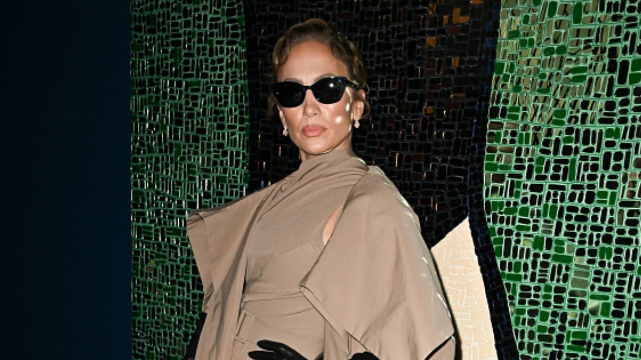 Jennifer Lopez chama atenção por viajar em classe econômica