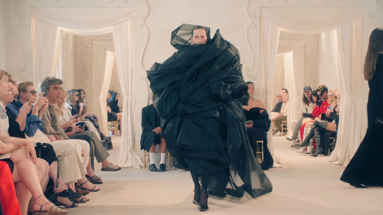 Semana da Alta-Costura em Paris revela um vestido inusitado da Balenciaga
