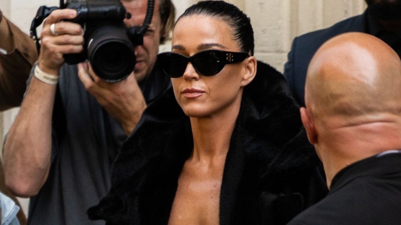 Katy Perry surge na semana de Alta-costura com look surpreendente