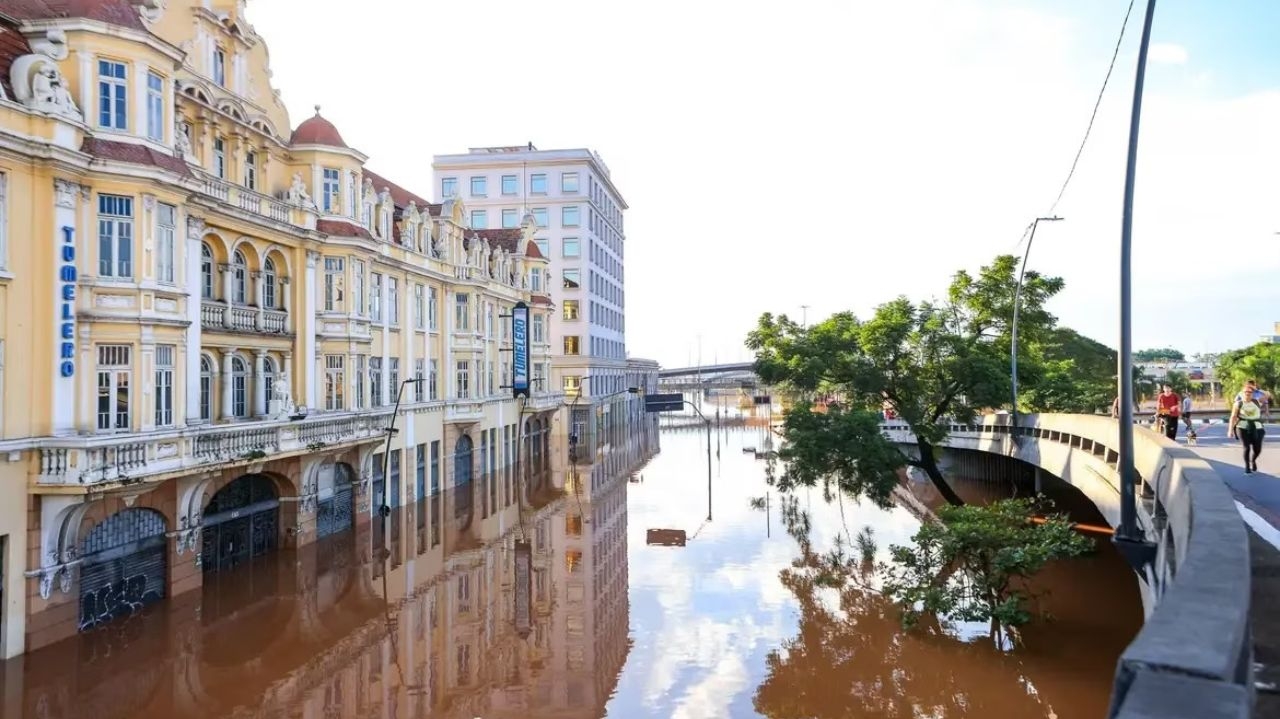Guaíba causa novos alagamentos e força moradores do RS a buscar abrigo nas rodoviárias