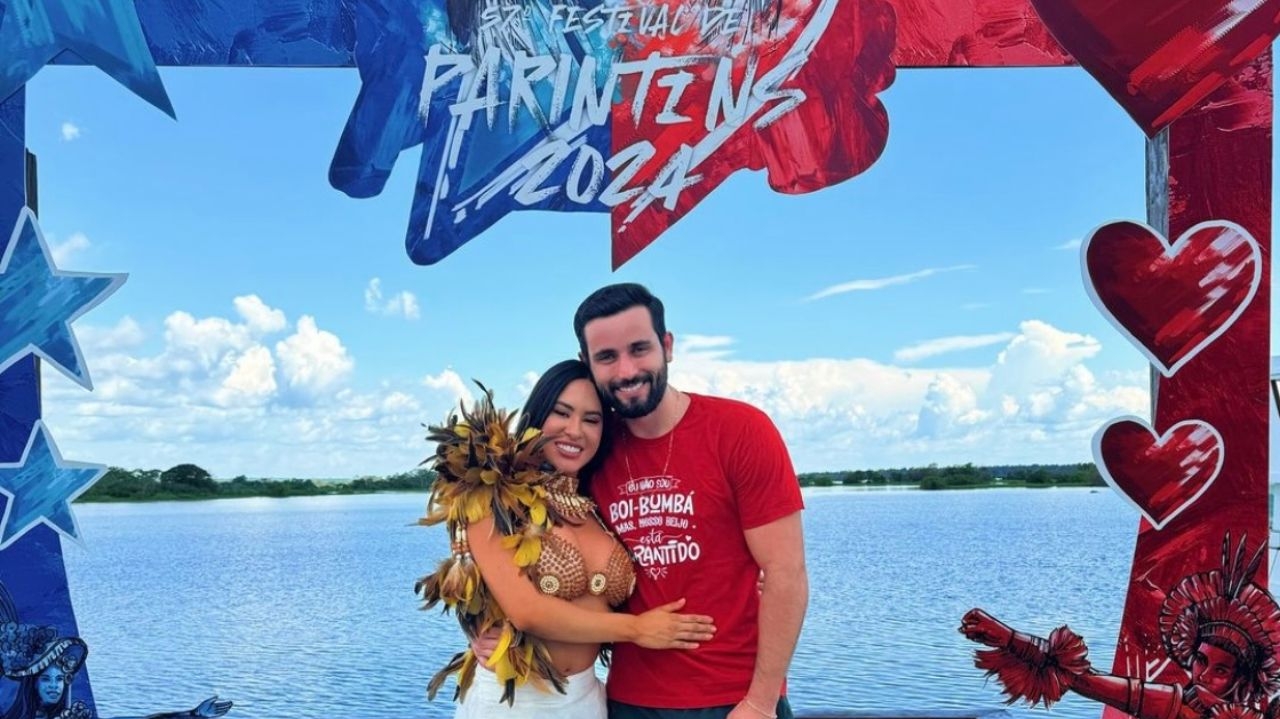 O ex-BBB Matteus se emociona ao ver Isabelle se apresentar no Festival de Parintins