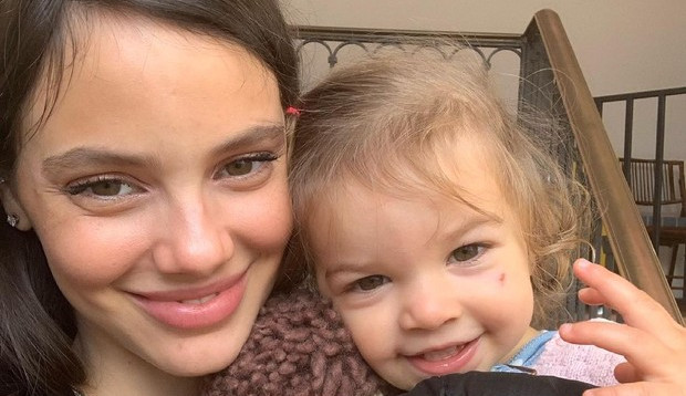 Laura Neiva fala sobre o processo de desmame da filha