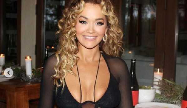 Rita Ora ousa na festa do namorado com vestido transparente