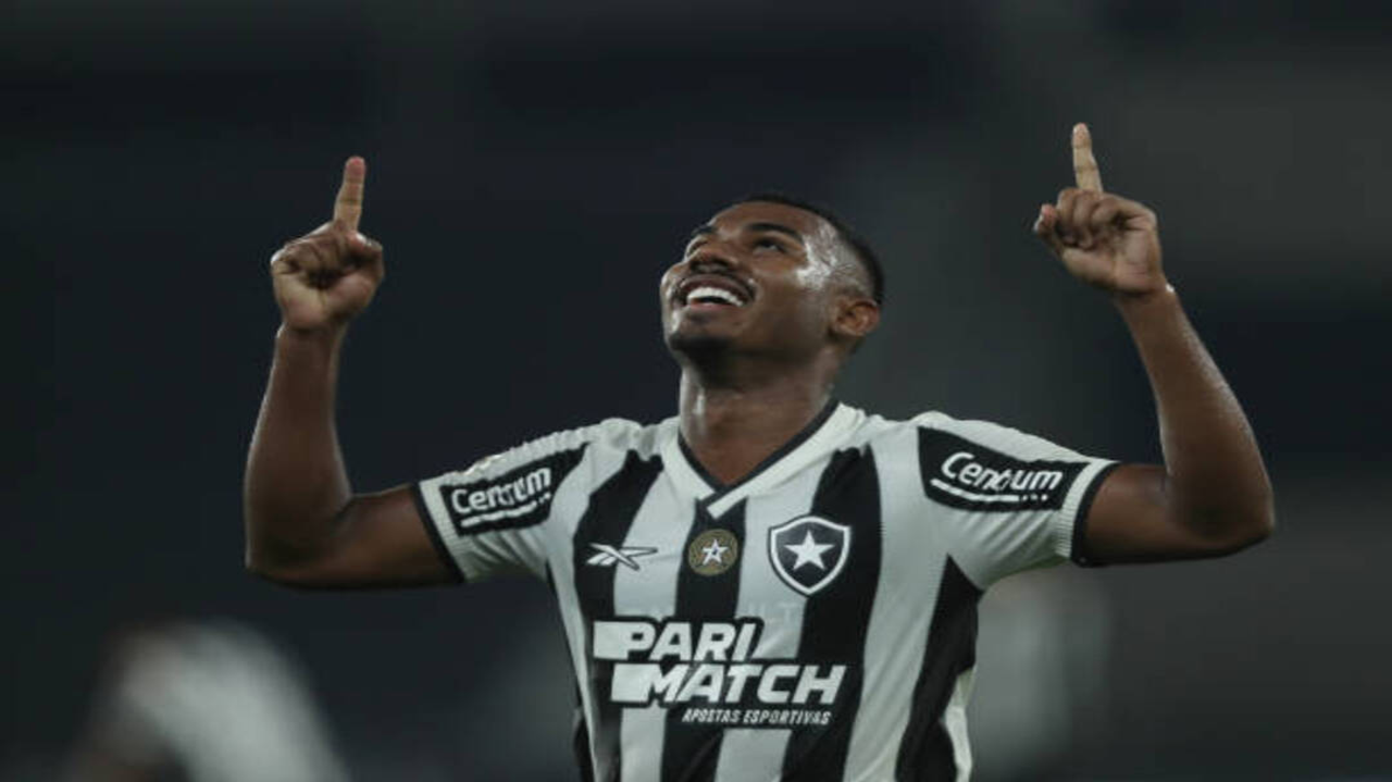 Botafogo domina, vence Atlético-MG e se aproxima da liderança