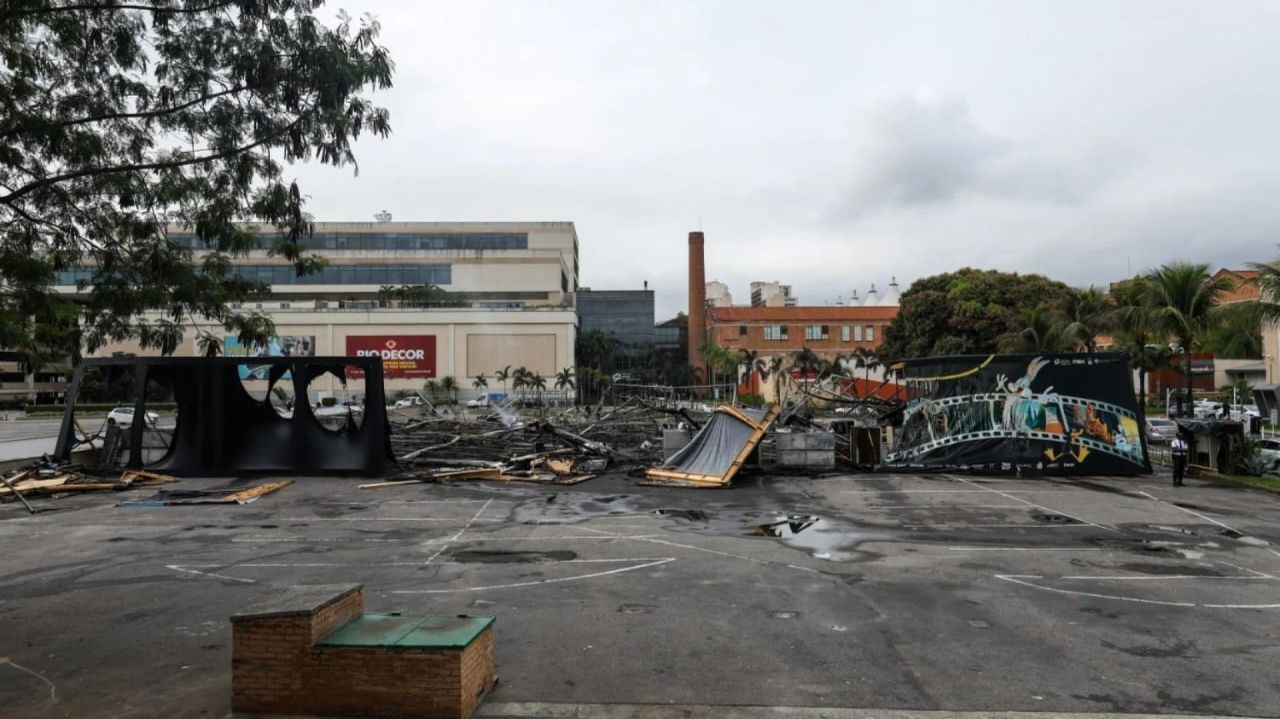 Incêndio destrói exposição da Casa Warner no Rio de Janeiro