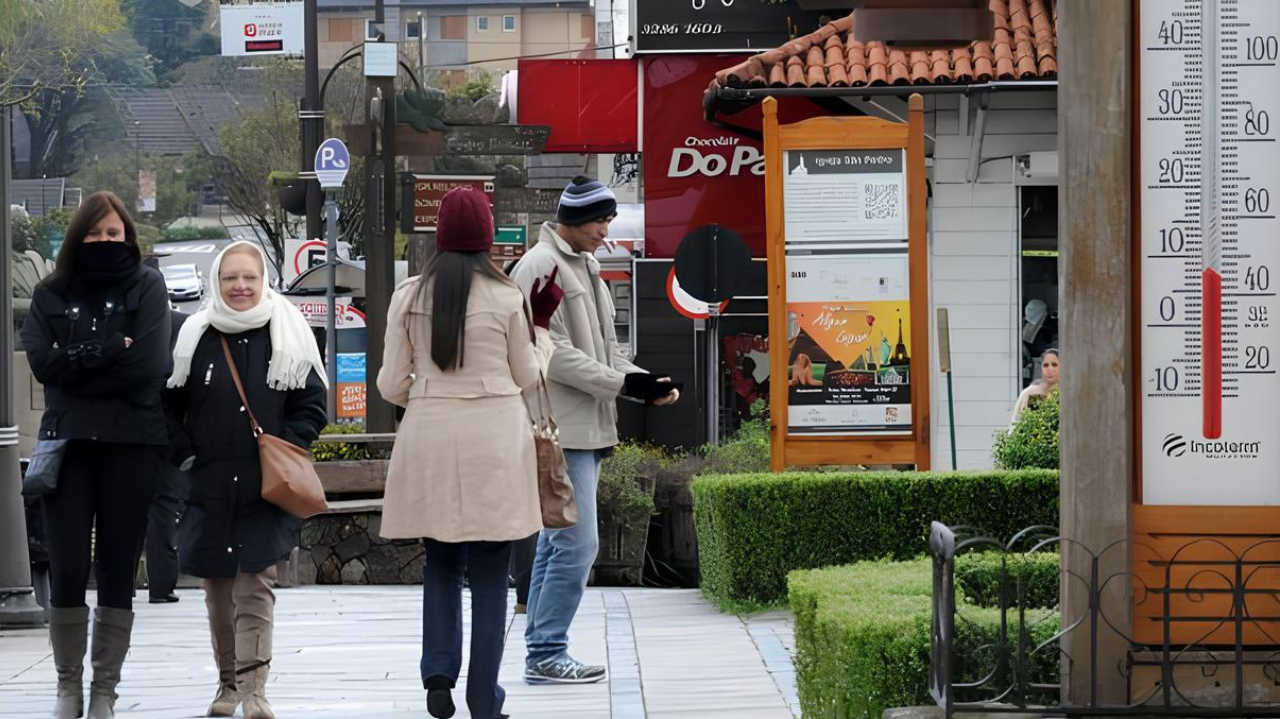 Mais de 4 mil pessoas abrigadas pela enchente enfrentam onda de frio no RS