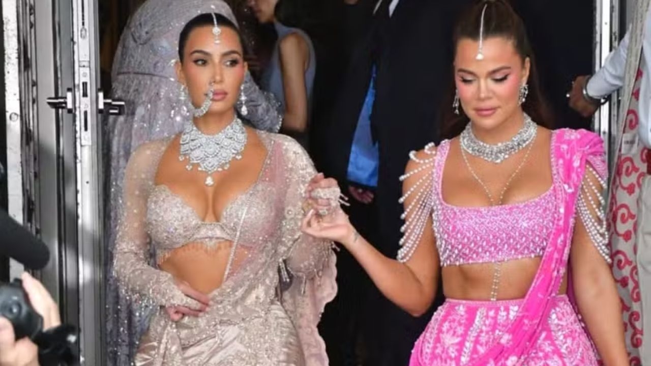 Confira os looks de Kim e Khloe Kardashian para  casamento de Radhika Merchant e Anant Ambani