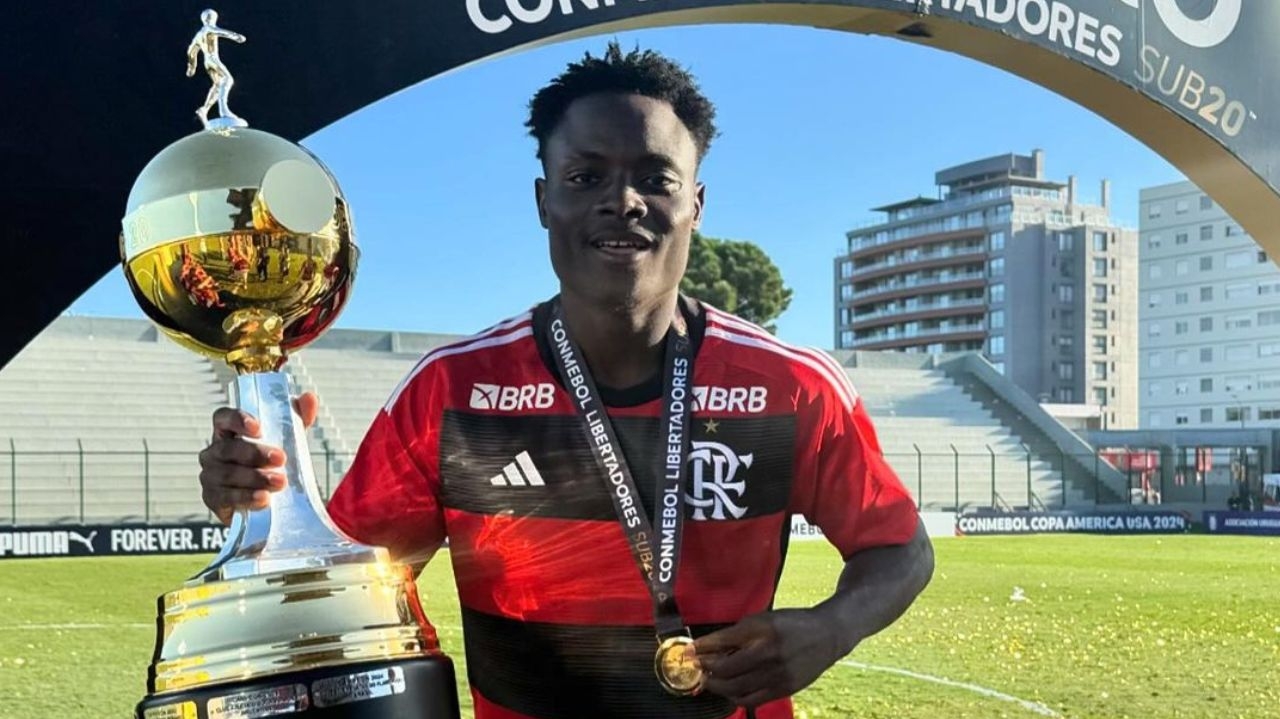 Flamengo fecha a compra do nigeriano Shola, destaque do Sub-20