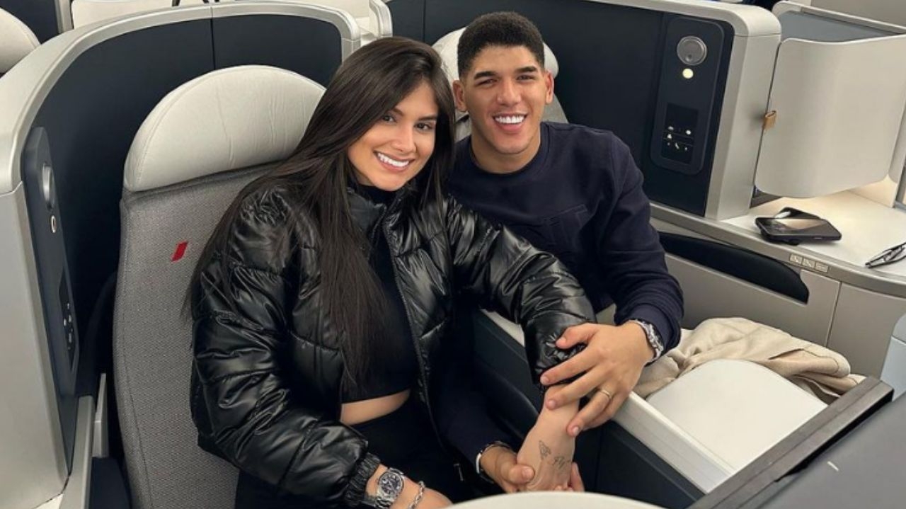 Zé Vaqueiro se declara para esposa em show emocionante na Expocrato