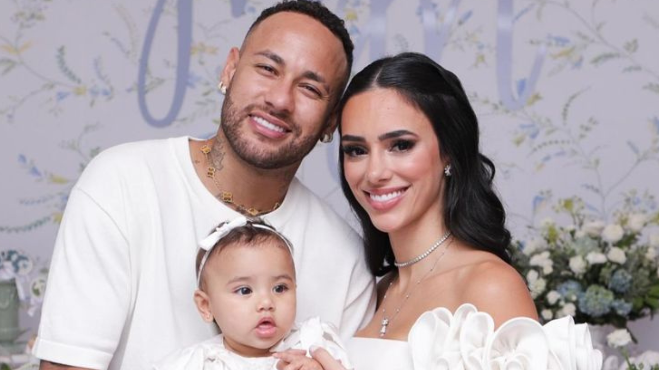 Mavie veste jaqueta personalizada em homenagem ao seu pai, Neymar