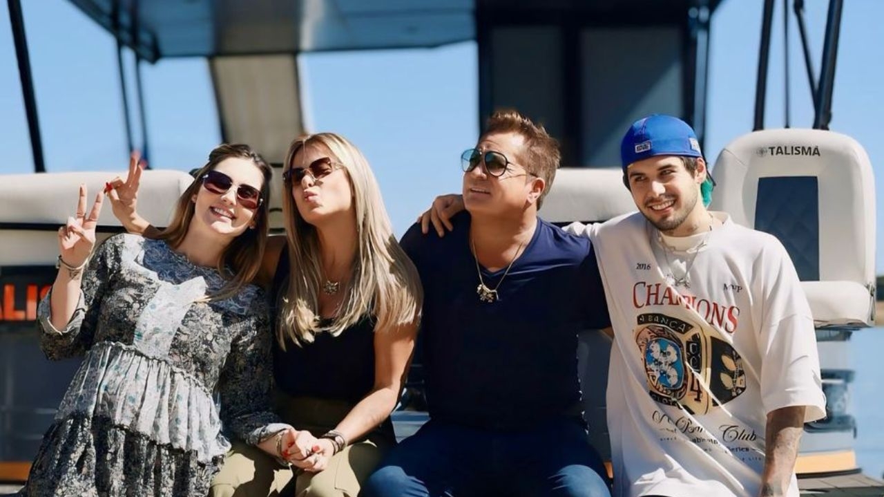 Virginia presenteia Leonardo com um barco de dois andares