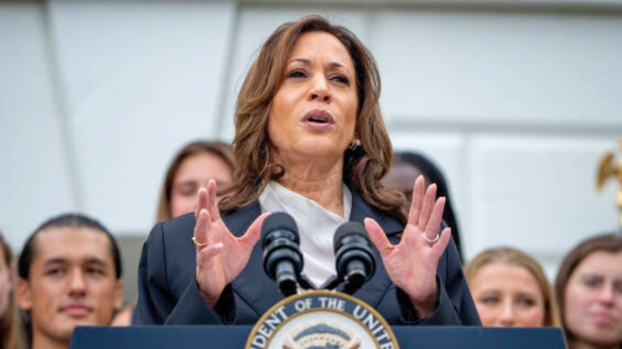 Kamala Harris faz críticas a Trump em seu primeiro comício