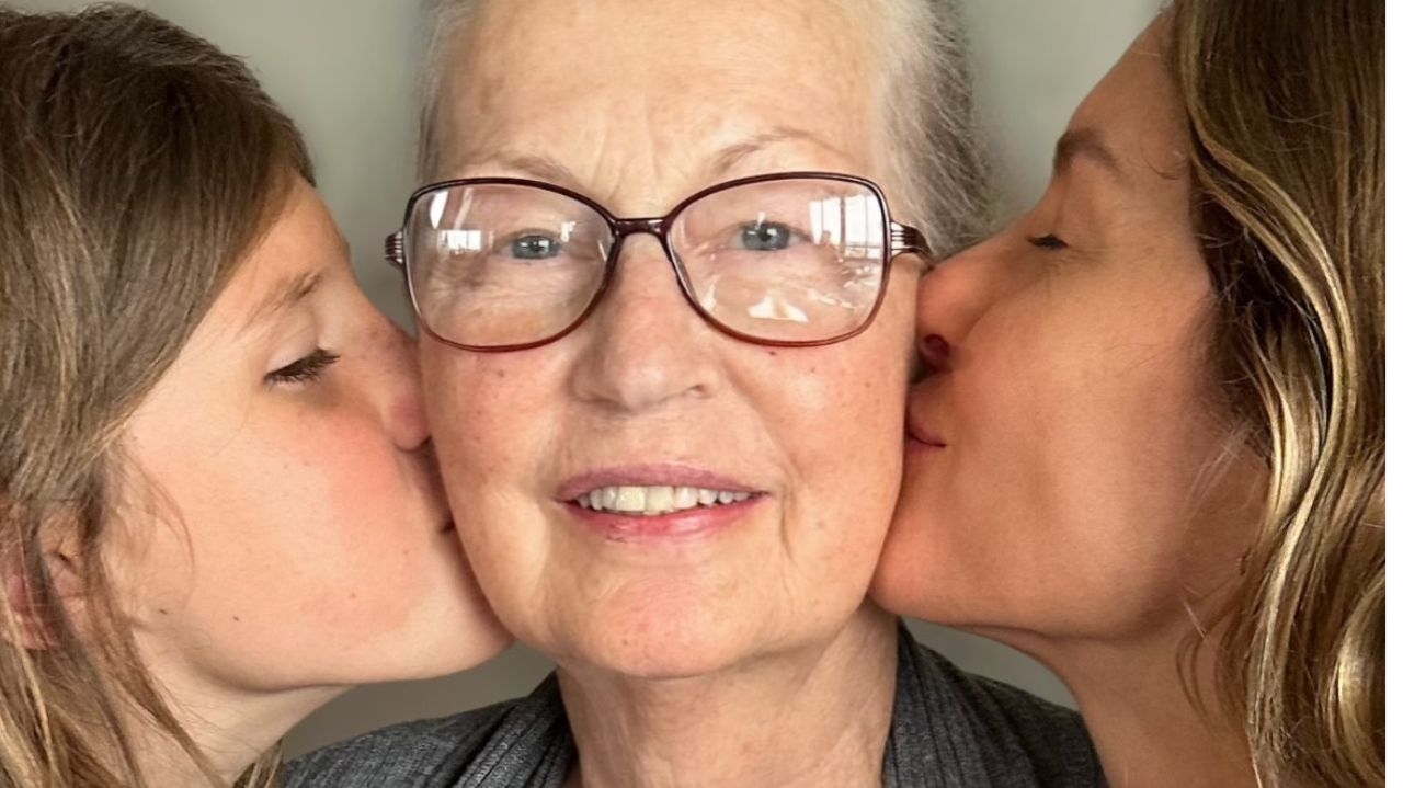 Gisele Bündchen posta foto ao lado da mãe e declara que sente saudades
