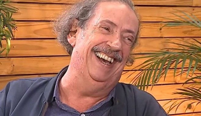 Após ser alvo de trote, Marcos Oliveira, o Beiçola consegue emprego