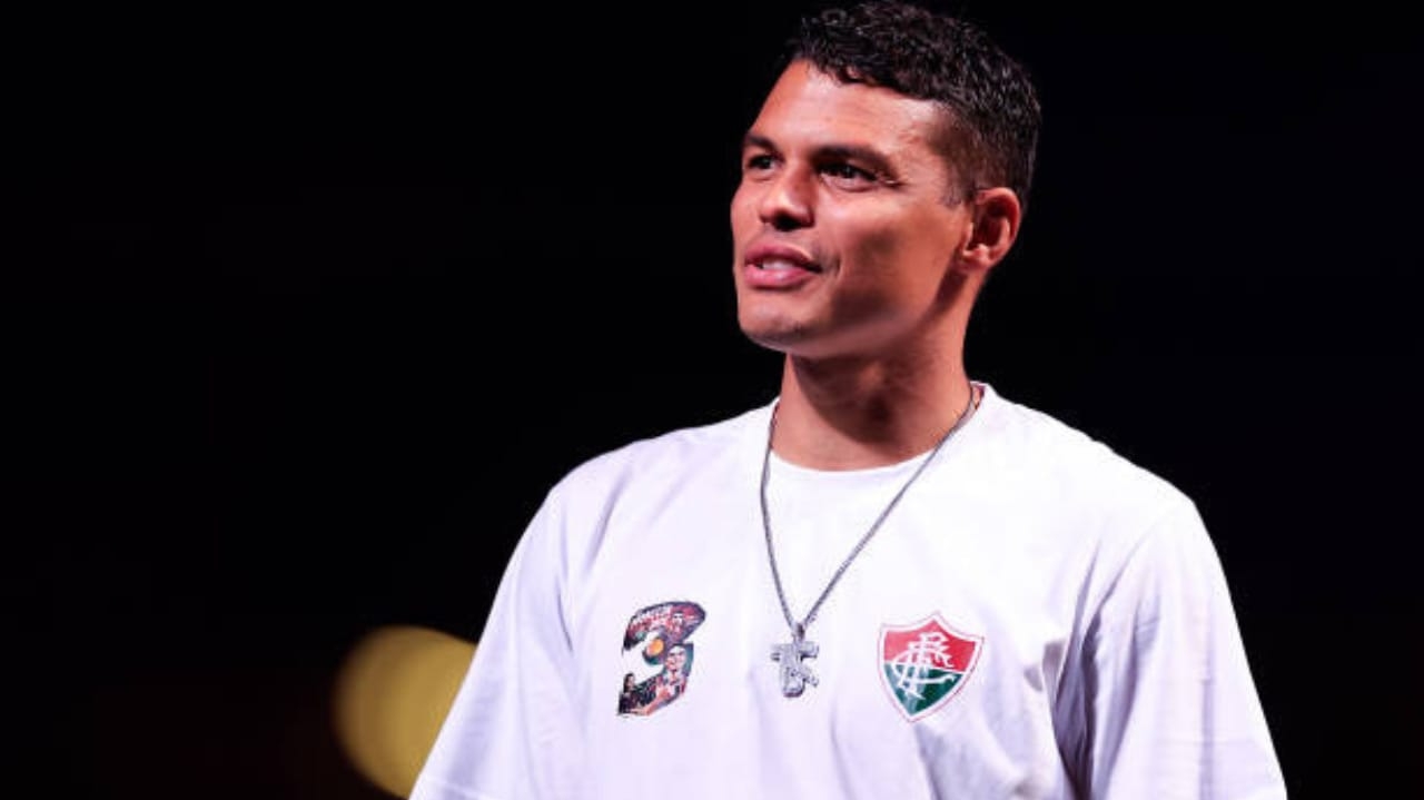 Thiago Silva usa faixa em homenagem aos autistas na vitória por 1 a 0 sobre o Palmeiras