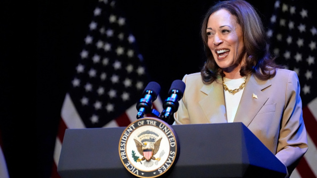 Pesquisa mostra que Kamala e Trump estão empatados em dois estados-chave