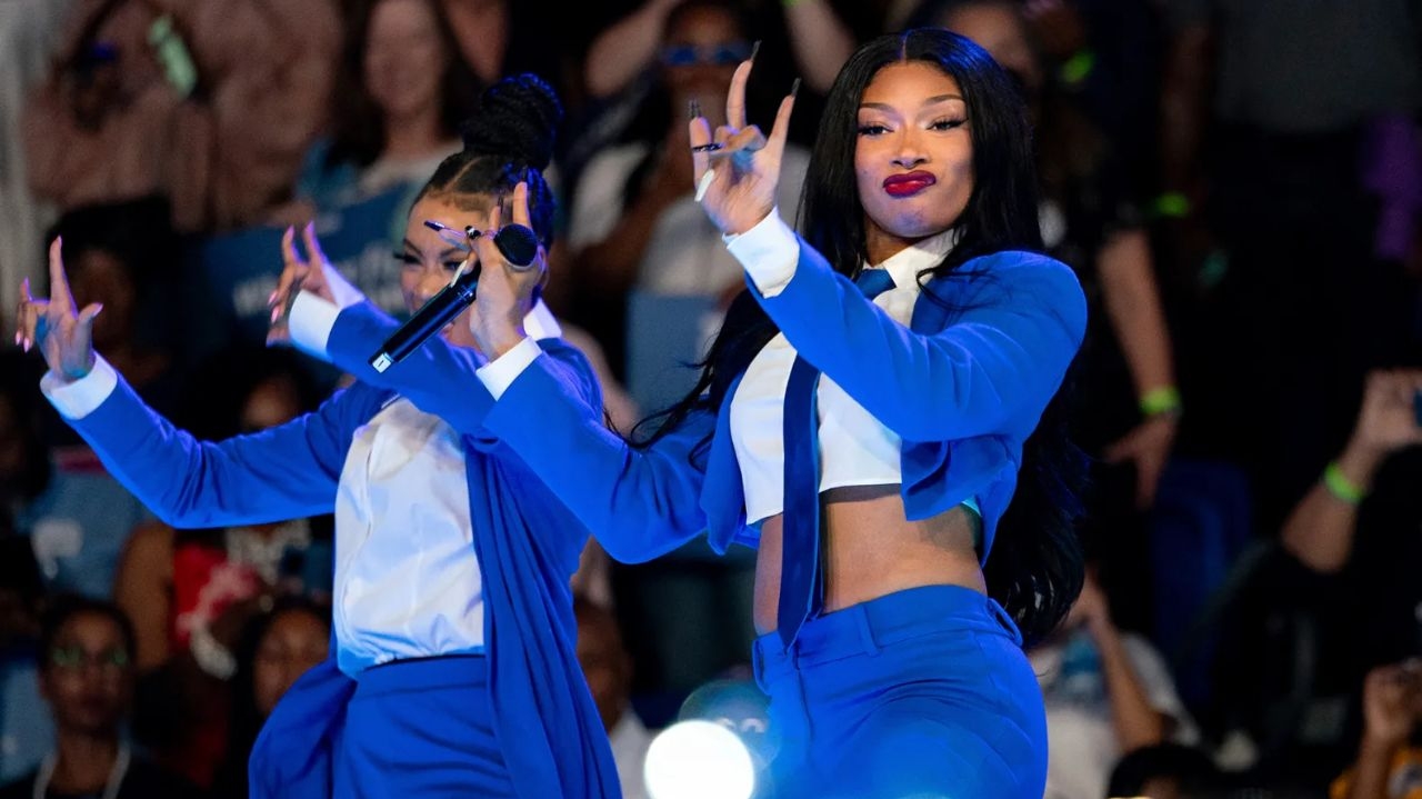 Megan Thee Stallion se apresenta em comício de Kamala Harris em Atlanta