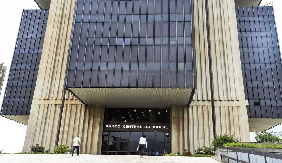 Real desvalorizado faz remessas de brasileiros no exterior baterem recorde