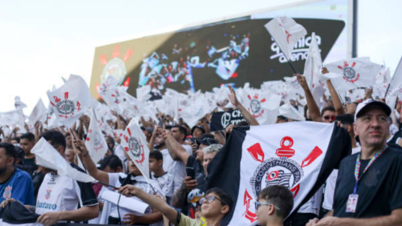 Torcida do Corinthians faz gestos de natação para provocar gremistas na Copa do Brasil